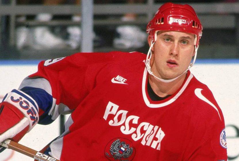 Александр Могильный введен в зал хоккейной славы в Торонто Торжественное мероприятие прошло этой ночью в Канаде Александр Могильный родился и начинал заниматься хоккеем в Хабаровске В 14 лет дебютировал в составе Спортивного клуба армии и отметился заброшенной шайбой Затем были три титула чемпиона СССР в составе ЦСКА победа на Олимпийских играх 1988 года и на чемпионате мира 1989 Александр Геннадьевич дебютировал в НХЛ в составе Баффало Сэйбрз 5 октября 1989 года Стал первым русским капитаном команды НХЛ Набрал 1032 очка 473 гола 559 передач в 990 играх за Сэйбрз Ванкувер Кэнакс Нью Джерси Дэвилз и Торонто Мэйпл Лифс а также забил рекордные для себя 76 голов за Баффало в сезоне 1992 1993 Он выиграл Кубок Стэнли с Дэвилз в сезоне 1999 2000 что вместе с золотом Олимпиады и Чемпионата мира сделало его членом Тройного золотого клуба элитарного виртуального клуба самых заслуженных игроков в истории мирового хоккея Сейчас Александр Могильный почетный президент хоккейного клуба Амур и пример для всех мальчишек Хабаровского края Наш Александр Великий