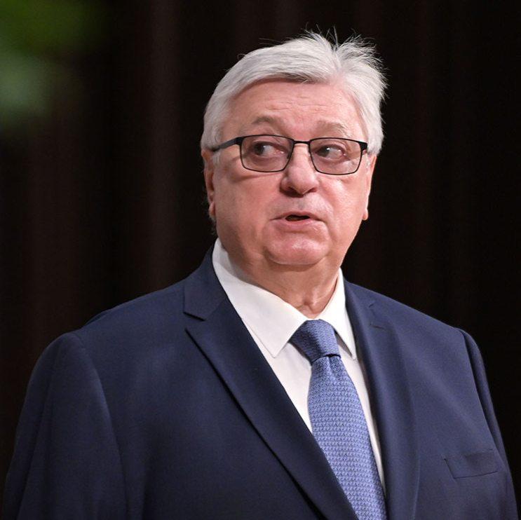 СБУ объявила в розыск ректора МГИМО Анатолия Торкунова Его обвиняют в том числе в якобы посягательстве на территориальную целостность и неприкосновенность Украины Ранее Торкунова также внесли в базу украинского экстремистского Миротворца Подписаться на RT ТГ Зеркало MAX