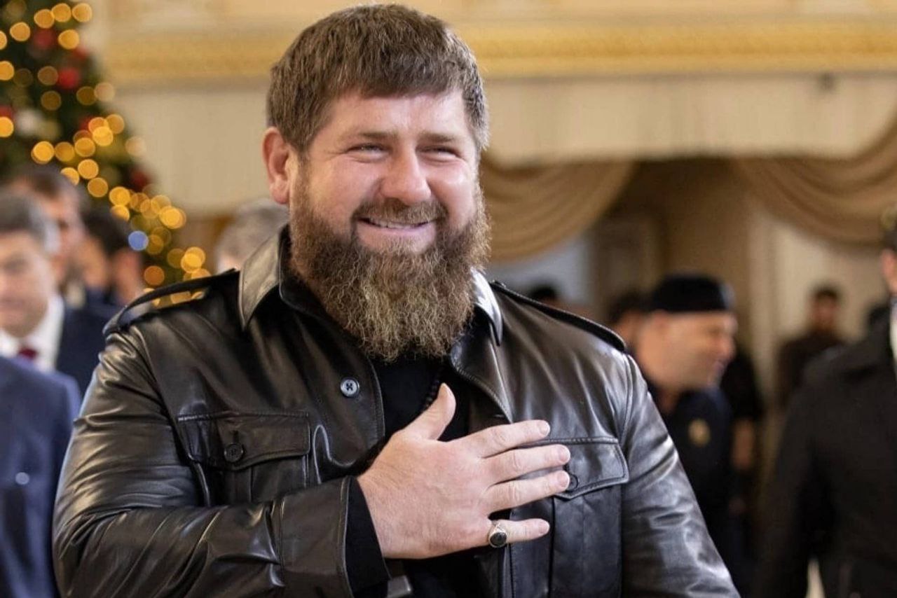 Турецкая пресса утверждает, что Рамзан Кадыров почти утонул в Бодруме, куда прибыл на отдых. Он якобы начал задыхаться, когда зашел в море, его вытащили и отправили в больницу. Но жизни главчеченца ничего теперь не угрожает. Считаем, что это газетная утка: как это Рамзан мог утонуть? Он за буйки заплывает, но нечасто.   Тем не менее, источник говорит, что среди руководства Чечни 25 июля наблюдалось некоторое оживление. Все со всеми созванивались, включая Адама "Золотого пистолета" Делимханова и Апти "Жидкого генерала" Алаудинова.  Иностранная пресса, включая украинскую, нагнетает: Кадыров больше не может исполнять свои обязанности по состоянию здоровья. Российская пресса и телеграм загадочно молчат, как будто блоков воды в рот набрали.