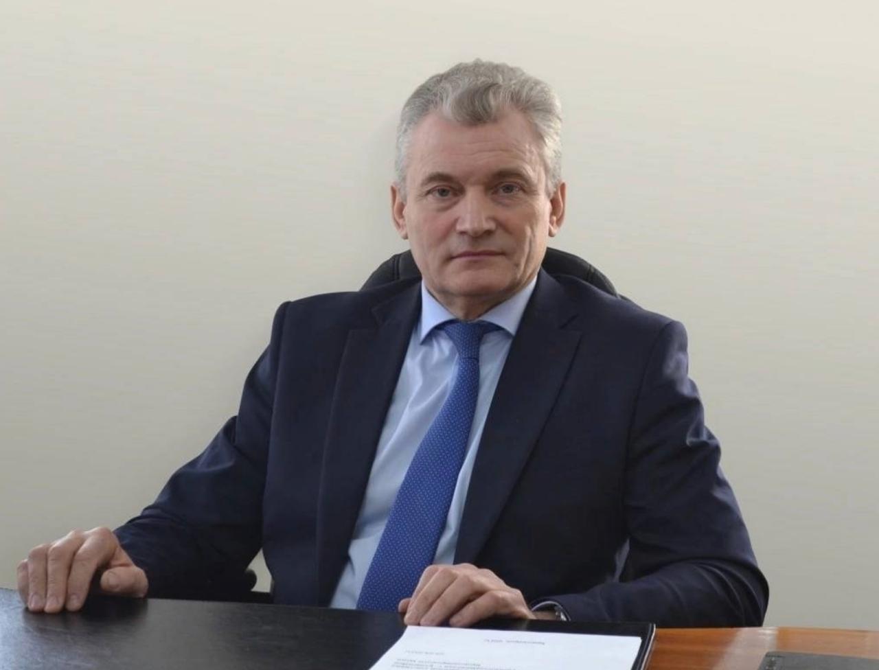 В Енисейске мужчина пришел на прием к главе городе обругал его и избил Как сообщает СК 46 летний житель Енисейского района 28 ноября 2025 года пришел в администрацию города Енисейска на личный прием к главе города Валерию Никольскому Во время беседы мужчина якобы стал ругаться и критиковать работу власти В итоге житель набросился на главу и причинил ему телесные повреждения В СК уточнили что мужчина нанес главе города несколько ударов кулаком по лицу В местном медиа Енисей Информ заявили что после нападения Никольский оказался в больнице Жителя задержали Против мужчины возбудили головное дело за применение насилия опасного для жизни или здоровья в отношении представителя власти часть 2статья 318 УК РФ Сейчас решается вопрос об избрании ему меры пресечения На фото глава Енисейска Валерий Никольский prmira news