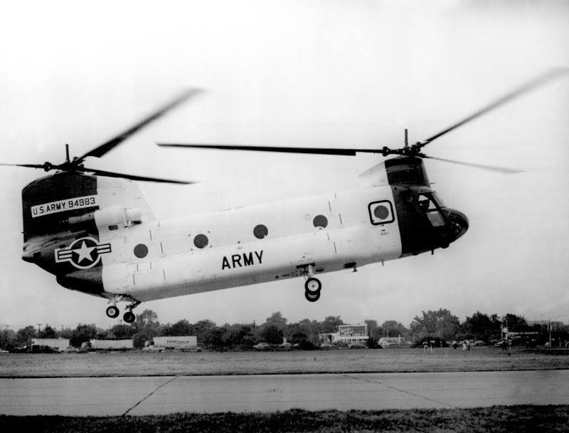 21 сентября 1961 года совершил первый полет прототип тяжелого вертолета Boeing Vertol YCH 1B BV CH 47 Chinook Машину пилотировал летчик испытатель Леонард Джозеф ЛаВассар