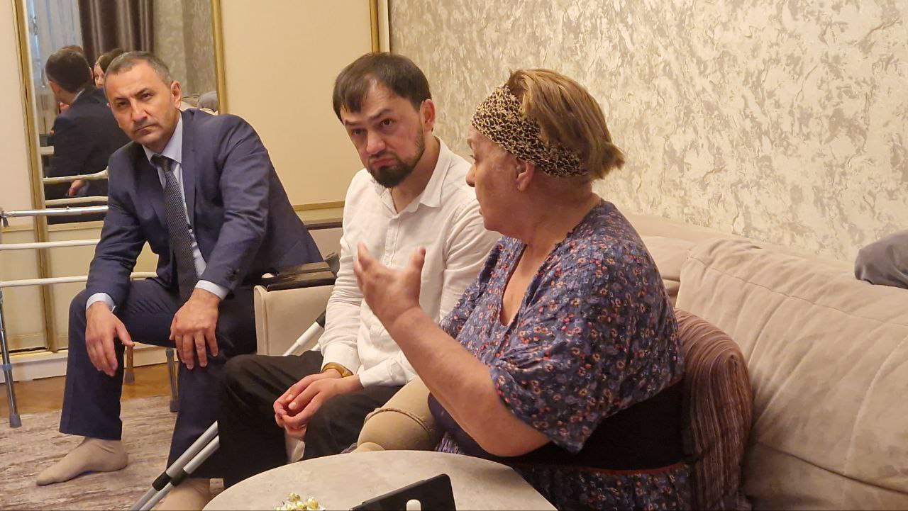 В Махачкале установлен пандус для инвалида II группы депутаты откликнулись на просьбу жительницы города В Махачкалинское городское Собрание обратилась жительница столицы Зухра Алиева инвалид II группы с просьбой установить пандус в её подъезде по адресу ул Зои Космодемьянской д 50 а На протяжении более трёх лет женщина не могла самостоятельно покинуть свой дом из за отсутствия доступной инфраструктуры Ранее Зухра обращалась в ТСЖ однако получила отказ в установке необходимого оборудования В ответ на её обращение депутаты оперативно отреагировали и в кратчайшие сроки установили прочный и надёжный пандус обеспечив ей возможность свободного передвижения Сегодня Зухру Алиеву посетили Председатель Махачкалинского городского Собрания депутатов Хиби Алиев его первый заместитель Магомед Алимирзаев председатель комитета по социальной политике обеспечению безопасности жизнедеятельности населения и связям с общественными организациями горсобрания Карим Шехсаидов начальник Управления социальной политики администрации города Махачкалы Зайнаб Алимирзаева а также представители аппарата горсобрания и Молодежного парламента города Во время встречи они заверили Зухру что все вопросы которые она озвучила включая взаимодействие с ТСЖ взяты под депутатский контроль Хиби Алиев отметил что Глава города Махачкалы Джамбулат Салавов уделяет особое внимание налаживанию диалога с горожанами и ориентирует коллег на активную работу в этом направлении Установка пандуса стала важным шагом к улучшению качества жизни людей с ограниченными возможностями в Махачкале и примером эффективного взаимодействия между гражданами и местными властями