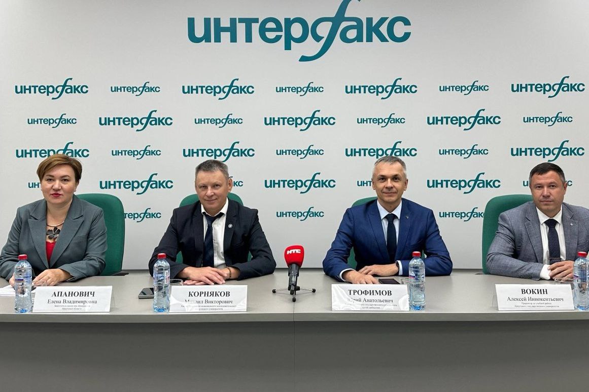 Итоги приемной кампании в вузы и ссузы подвели в Иркутской области Как сообщила замминистра образования Елена Апанович пока эти итоги предварительные так как в техникумах и колледжах набор на свободные места продолжается до ноября В этом году в Приангарье увеличили количество бюджетных мест в учреждениях СПО И впервые провели набор по программам СПО Зоотехния Помощник машиниста Оператор металлургического производства и Библиотечно информационная деятельность Высшие учебные заведения Иркутской области в 2025 году зачислили более 500 участников и детей участников СВО Всего в этом году в вузы на бюджет поступили 8 5 тысяч абитуриентов на коммерческие места еще более 8 тысяч irktoday