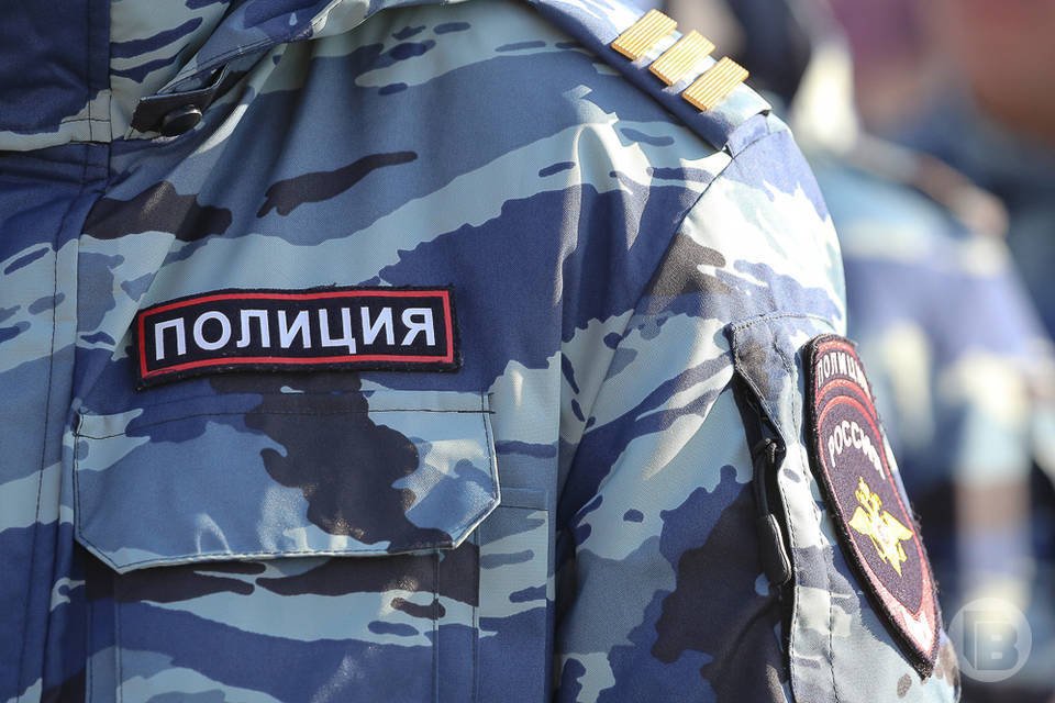 Двое подростков на мотоцикле ограбили прохожего под Волгоградом. Теперь юношам грозит тюремный срок.  В Городищенском районе Волгоградской области сотрудники полиции задержали подозреваемых в уличном грабеже. Об этом сообщили в региональном главке.  Ранее в отдел полиции обратился 46-летний житель поселка Самофаловка. Он рассказал, что около магазина него случился конфликт с двумя неизвестными мужчинами. Они ударили его по лицу, вырвали сумку и скрылись на мотоциклах.  Вскоре оперативники установили личности и задержали подозреваемых в совершении данного преступления. Ими оказались двое 17-летних юношей. Свою вину они сразу признали.  - Возбуждено уголовное дело  ч.2 ст. 161 УК РФ , - сообщили в волгоградской полиции.