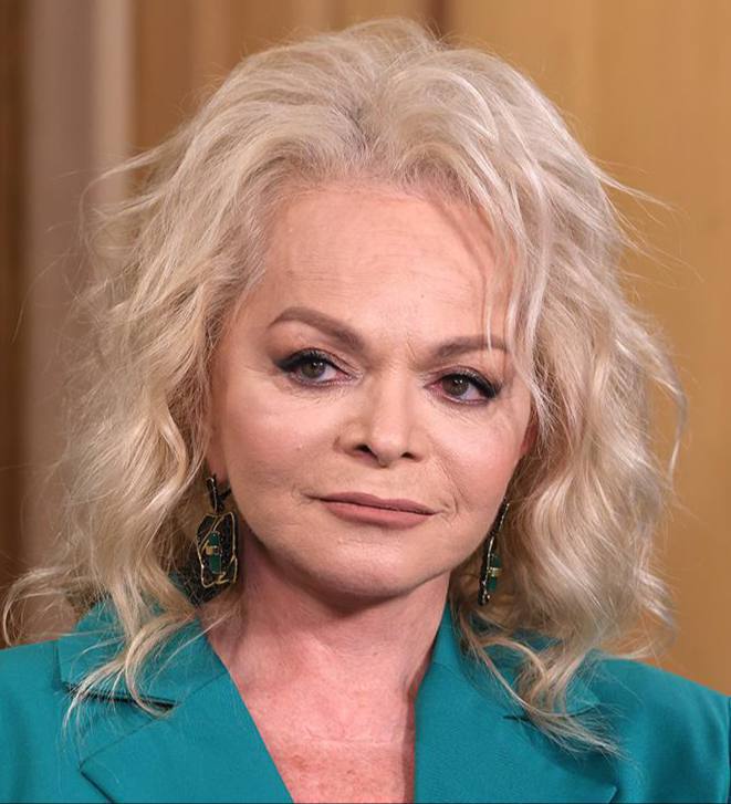 Ларисе Долиной приходится снимать квартиру после того как она проиграла суд пишут СМИ Певица пока не знает когда она сможет купить себе собственное жилье Также возможно что в будущем она может попробовать выкупить свою старую жилплощадь ВПШ