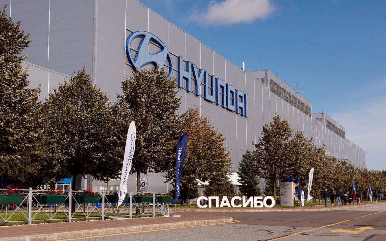 Hyundai Motor бренды Hyundai и Kia рассматривает возможность обратного выкупа российского завода в Санкт Петербурге сообщило Korea Economic TV Корейский автопроизводитель приступил к пересмотру глобальной стратегии в связи с введением американских пошлин и начал проводить ревизию иностранных активов в том числе российского завода опцион на обратный выкуп которого действует до конца 2025 года Hyundai разослал всем аффилированным компаниям корпоративное письмо с просьбой проверить состояние глобальных бизнес объектов Среди стран фигурировала и Россия где компания продала основной актив в 2024 году В компании этот процесс назвали ежегодной процедурой для подготовки бизнес плана на следующий год