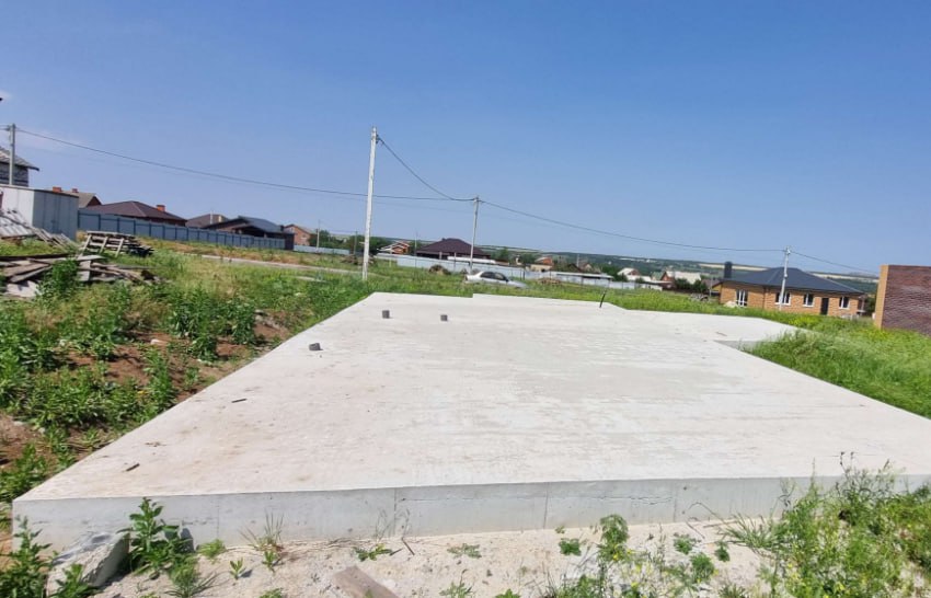 Обманутые дольщики Ростова на Дону готовятся пойти на крайние меры Более четырехсот семей военнослужащих пострадавших от действий застройщика Евгения Игнатьевой заявили о готовности объявить бессрочную голодовку 18 декабря 2025 года Согласно сообщениям обманутых семей застройщик получил крупные суммы ипотечных денег через программы с поддержкой государства обещая построить жилые дома Но строительство застряло на начальных этапах ещё летом осенью 2024 года оставив многих лишь с фундаментами или вообще без начатых работ Потерпевшие подчеркнули масштаб проблемы указывая что число жертв этой аферы превышает четыре сотни человек среди которых десятки семей участников боевых действий Несмотря на длительное расследование и предъявление обвинений участникам схемы стройка остается замороженной а виновники свободно передвигаются внутри страны благодаря подписке о невыезде Мы больше не можем ждать Мы платим банкам огромные проценты по ипотеке арендуем жильё или живем у родных пока наши мечты остаются лишь пустыми участками земли пояснили авторы коллективного письма Семьи настаивают на немедленном вмешательстве федеральных органов власти поскольку региональные структуры оказались неспособны обеспечить справедливость и восстановление прав обманутых покупателей квартир Голодовка должна стать сигналом для чиновников всех уровней о серьёзности положения и напомнить обществу о трагедии тех кто рисковал жизнью ради защиты Родины столкнувшись теперь с утратой крыши над головой