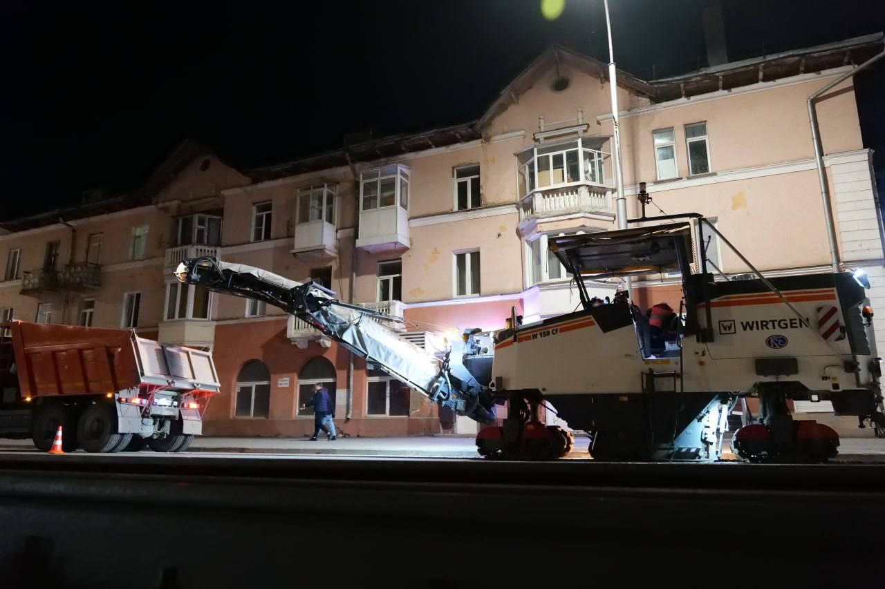 В Кемерове приступили к дорожным ремонтам в разных районах города Один из участков — улица Дзержинского. Вечером здесь началась фрезеровка — техника срезает старый слой асфальта. Работы ведутся в тёмное время суток, чтобы не мешать дневному трафику. Вести-Кузбасс