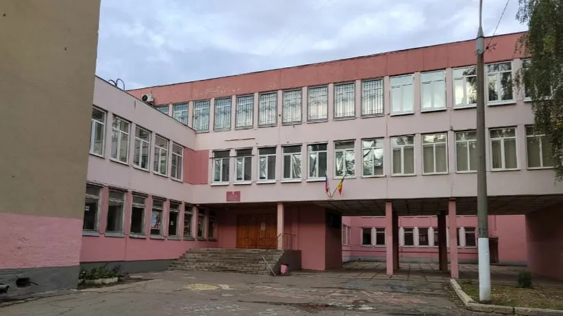 В школе 43 на Генерала Лизюкова ученик распылил перцовый баллончик Детей эвакуировали на время проветривания помещений За медицинской помощью никто из учеников не обращался Сейчас занятия продолжились Родителей ученика который распылил баллончик вызвали в школу Мы в Мах