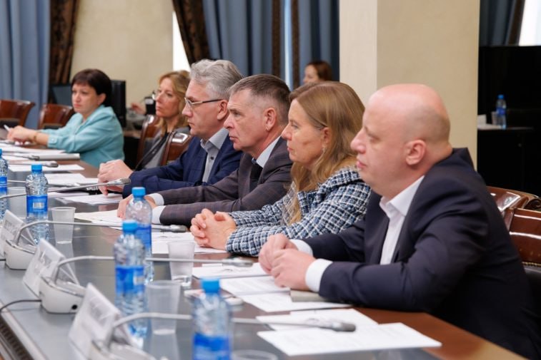 Общественный совет при Росздравнадзоре выступил за продление эксперимента по маркировке медизделий 9 июля. / ФАРММЕДПРОМ /. Эксперимент по прослеживаемости медицинских изделий необходимо продлить. К такому мнению пришли депутаты Госдумы, представители Минздрава, Росздравнадзора, ЦРПТ, пациентских организаций и производители на заседании в Общественной палате России. Они обсудили промежуточные результаты, сообщила пресс-служба Общественного совета при Росздравнадзоре. Первый зампред Комитета Госдумы по охране здоровья Бадма Башанкаев отметил высокую социальную значимость обсуждаемой темы. Поскольку медизделия – важная категория товаров, напрямую влияющая на здоровье нации. Поэтому решения в этой сфере требуют особого внимания и тщательного анализа. Прослеживаемость медицинских изделий — это система контроля за движением товара от производителя к потребителю с помощью цифровой маркировки. Эксперимент по прослеживаемости медицинских изделий, таких как шприцы, пробирки, салфетки, инфузионные системы и другие, должен завершиться 31 августа 2025 года. Однако тестирование показало, что упаковочные материалы, печатное и считывающее оборудование, а также расходные материалы, используемые для производства медицинских изделий, не всегда соответствуют требованиям к маркировке. Они часто не обеспечивают считываемость QR-кода в течение 5 лет, как того требует законодательство. Производители и импортеры также сталкиваются с проблемами при работе с медицинскими изделиями в групповой упаковке. Разработка необходимого функционала «Оператором ЦРПТ» требует больше времени. Кроме того, существует расхождение между данными и терминологией систем GS1 Russia и «Национальный каталог товаров». Участники обсуждения согласились с тем, что эксперимент нужно продлить. Это необходимо для достижения полной технической и организационной готовности всех участников. Такой шаг поможет избежать дефицита на рынке. Также было предложено создать рабочую группу, куда войдут все заинтересованные стороны. Группа будет отлаживать все детали работы системы с новыми продуктами.