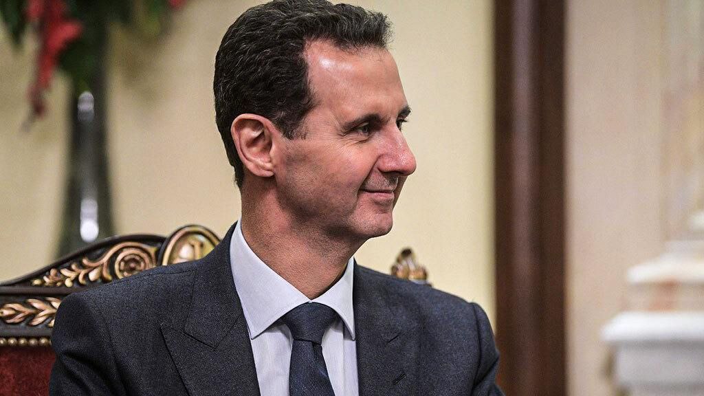 Суд в Сирии выдал ордер на арест бывшего лидера республики Башара Асада сообщило сирийское агентство Sana Ордер на его арест включает обвинения в умышленном убийстве и пытках приведших к смерти пояснил агентству верховный судья Судебное решение открывает путь для распространения уведомления через Интерпол В декабре 2024 года СМИ сообщали что после свержения Башар Асад и члены его семьи прибыли в Москву Пресс служба президента РФ Подпишитесь на Ведомости