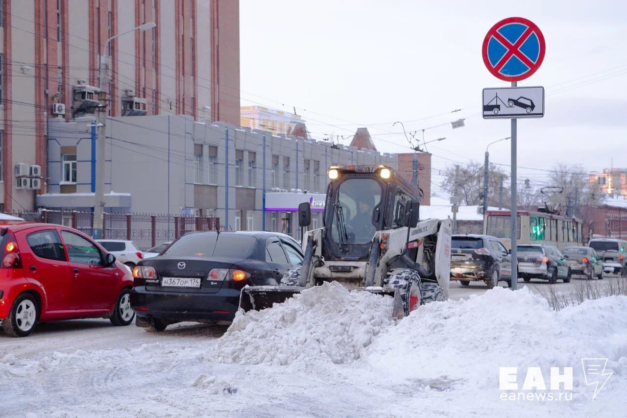 Челябинцам временно запретят парковать машины вдоль дорог  Это делают из-за необходимости чистить снег, сообщили в администрации города. Первым участком, на котором запретят парковаться, станет стоянка в районе дома №108 по Комсомольскому проспекту у ТЦ «Юлия».   «Ограничение будет действовать каждое воскресенье с 00:00 до 08:00. Уже в понедельник на этой территории установят дорожные знаки, а сама уборка запланирована на 19 января», - уточнили в мэрии.   На знаках, которые поставят на парковках, укажут день недели и временной промежуток, в течение которого жители не смогут парковаться. В администрации предупредили, что машины, оставленные вдоль дорог под запрещающими знаками, эвакуируют на спецстоянку.