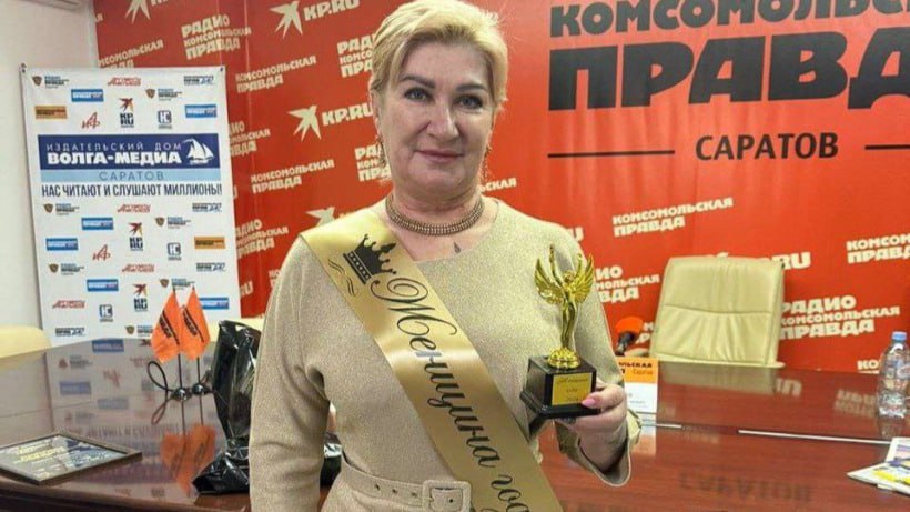 Экс депутата Единой России Анохину осудили на два года колонии из за гибели подростка от отравления химикатами на её складе в Марксе В Марксе приговорили к двум годам колонии поселения экс депутата районного собрания от Единой России 61 летнюю Валентину Анохину Её признали виновной в хранении химических веществ с нарушениями повлекшими по неосторожности смерть 15 летнего подростка Об этом сообщили сегодня 15 октября в прокуратуре Саратовской области Обвинение Анохиной предъявили в июле По версии следствия с 2018 по август 2024 года обвиняемая хранила в пристроенном подсобном помещении зерносклада расположенного в селе Георгиевка Марксовского района мешки запрещенным в России инсектицидом Тимет 10g При этом в соседнем помещении она размещала мешки с зерном которым торговала нарушая санитарные и экологические нормы Это и привело к гибели 8 августа 2024 года 15 летнего подростка вследствие контакта с опасным веществом Вину в совершении преступления обвиняемая не признала отметили в ведомстве Заходите на наш сайт это очень помогает редакции glush media news view id 4927