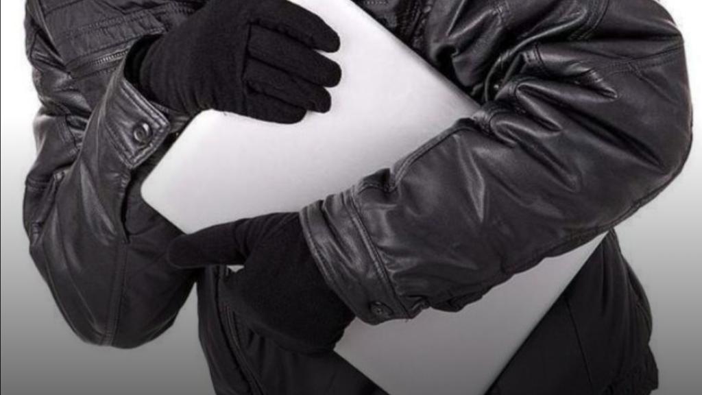 Спонтанное преступление в Чите злоумышленник похитил сумку с ноутбуком у читинца пока он снимал портативный гараж с машины В отдел полиции Черновский УМВД России по городу Чите поступило сообщение о краже сумки с ноутбуком зарядным устройством и компьютерной мышью Полицейскими установлено что потерпевший утром собираясь на работу на парковке во дворе жилого дома поставил сумку рядом с автомобилем Пока снимал тент с машины сумка исчезла При этом рядом с машиной потерпевший никого не заметил Сотрудники полиции провели комплекс оперативно розыскных мероприятий просмотрели камеры с видеонаблюдения вблизи места совершения преступления и установили личность злоумышленника Им оказался 53 летний местный житель    Как выяснилось подозреваемый проходил мимо и заметив отставленную в стороне сумку не смог удержаться чтобы не похитить чужое имущество Технику он оставил для личного пользования Все похищенное изъято и возвращено потерпевшему За спонтанно совершенное преступление в отношении читинца возбуждено уголовное дело по части 2 статьи 158 УК РФ За кражу чужого имущества с причинением значительного ущерба гражданину законодательством предусмотрено наказание в виде лишения свободы на срок до пяти лет Подписаться на МАХ канал