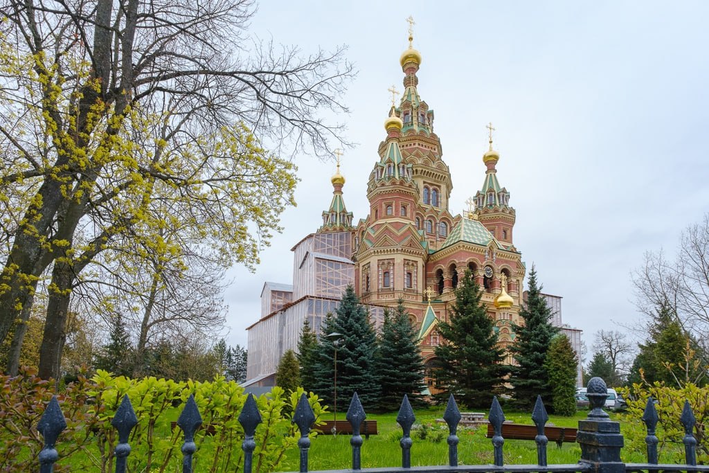 Воссоздание фасадов собора Петра и Павла в Петергофе закончат в 2026 году Реставрационные работы в храме на берегу Ольгина пруда ведутся за счет городского бюджета с 2013 года. Подрядчик планирует закончить их через два года. Об этом сообщили в пресс-службе Смольного. За последние годы петербургские реставраторы устранили аварийность несущих конструкций собора, привели в порядок кровлю, центральную башню и четыре маленькие главки. Кресты были вызолочены сусальным золотом. Также усилиями работников была восстановлена отделка колокольни с шатровой крышей «в шашечку» и часовни, пристроенной к западному фасаду собора. Сейчас реставраторы занимаются заделыванием трещин, восстановлением керамических изразцов и декором из кирпича. соцсети Собора первоверховных апостолов Петра и Павла Подписаться Прислать новость