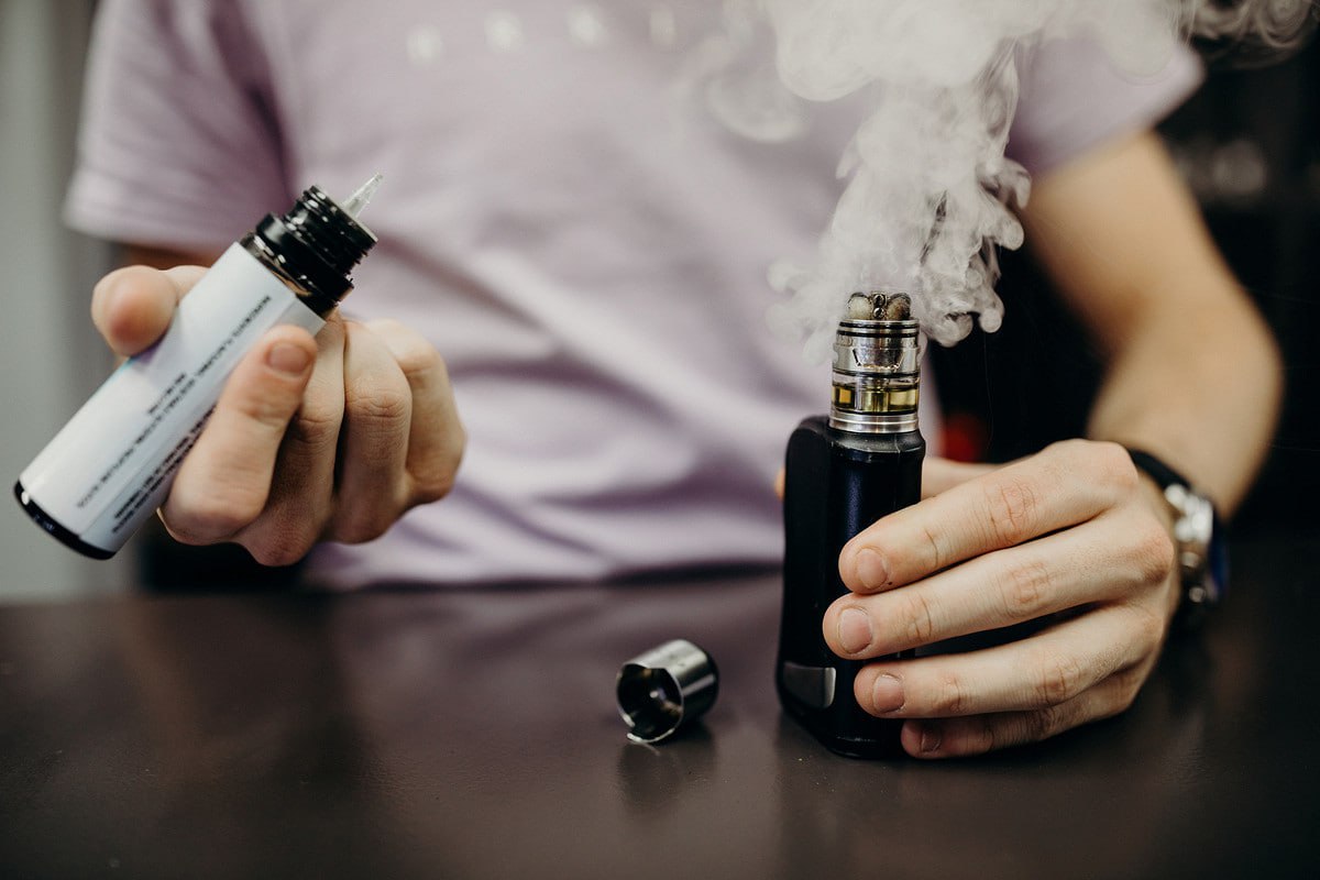 В вейпах нашли следы кала опасные бактерии каннабиноиды и этанол Лаборатория Университета Содружества Вирджинии проанализировала примерно 1300 вейпов которые взяли прямо из школ чтобы исследовать их опасность для детей Ученые обнаружили что 83 образцов содержали никотин 14 каннабиноиды В некоторых был обнаружен этанол Наибольшую обеспокоенность у исследователей вызвало наличие в этих устройствах кишечной палочки которая указывает на присутствие в вейпах примесей кала Больше новостей в Daily News