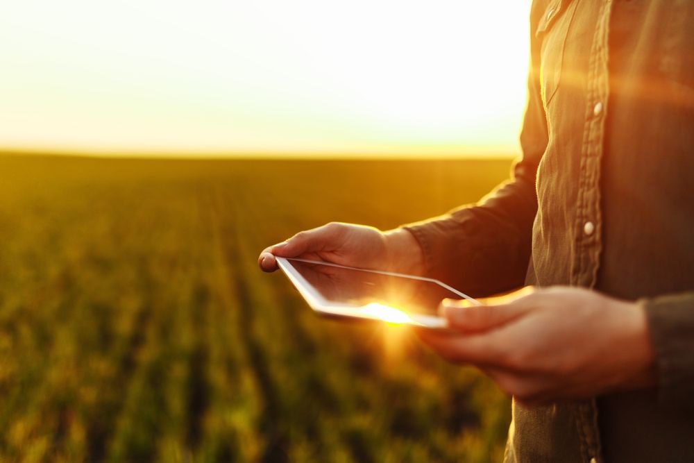 Минсельхоз расширяет поддержку фермеров через обучающие семинары по современным технологиям Министерство сельского хозяйства России предложило запуск серии обучающих семинаров для фермеров и малого агробизнеса чтобы повысить их осведомлённость о цифровых решениях роботизации и технологиях ИИ Такие мероприятия помогут показать практическую пользу инноваций и упростят их внедрение в хозяйствах Инициатива дополняет действующие меры господдержки гранты на импортозамещение цифровых технологий и льготные кредиты для модернизации производств АНДРЕЙ СИГУТА АПК