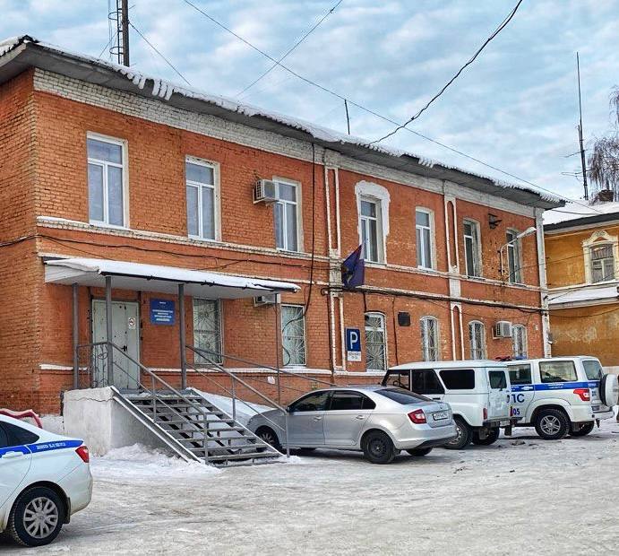  Контракт с Минобороны помог обвиняемому в педофилии избежать немедленного преследования На войну в Украину отправился 39-летний майор полиции из Свердловской области. До этого его обвинили в интимной связи с 15-летней школьницей, которая забеременела. Об этом сообщил депутат Госдумы Андрей Альшевских. Уголовное дело завели в июле — сразу по трём эпизодам по ст. 134 УК РФ половое сношение с лицом, не достигшим 16 лет . До этого местные следователи отказывались возбуждать дело, несмотря на жалобу матери девочки. Решение приняли только после огласки. По словам адвоката семьи, мужчина, начальник экспертно-криминалистической группы, познакомился с девочкой во время подработки в такси, что запрещено сотрудникам МВД. После близости обещал, что «уйдёт из семьи ради неё». Семья считает, что дело было намеренно квалифицировано по более мягкой статье. Это дало возможность обвиняемому заключить контракт с Минобороны. В случае обвинения по более тяжкой статье например, изнасилование такой возможности бы не было. Правосудие снова уступило «спецоперационным» нуждам. А для девочки — ни защиты, ни компенсации, ни честного расследования. #новости #герои_нашего_времени Подписаться Помочь каналу голосом