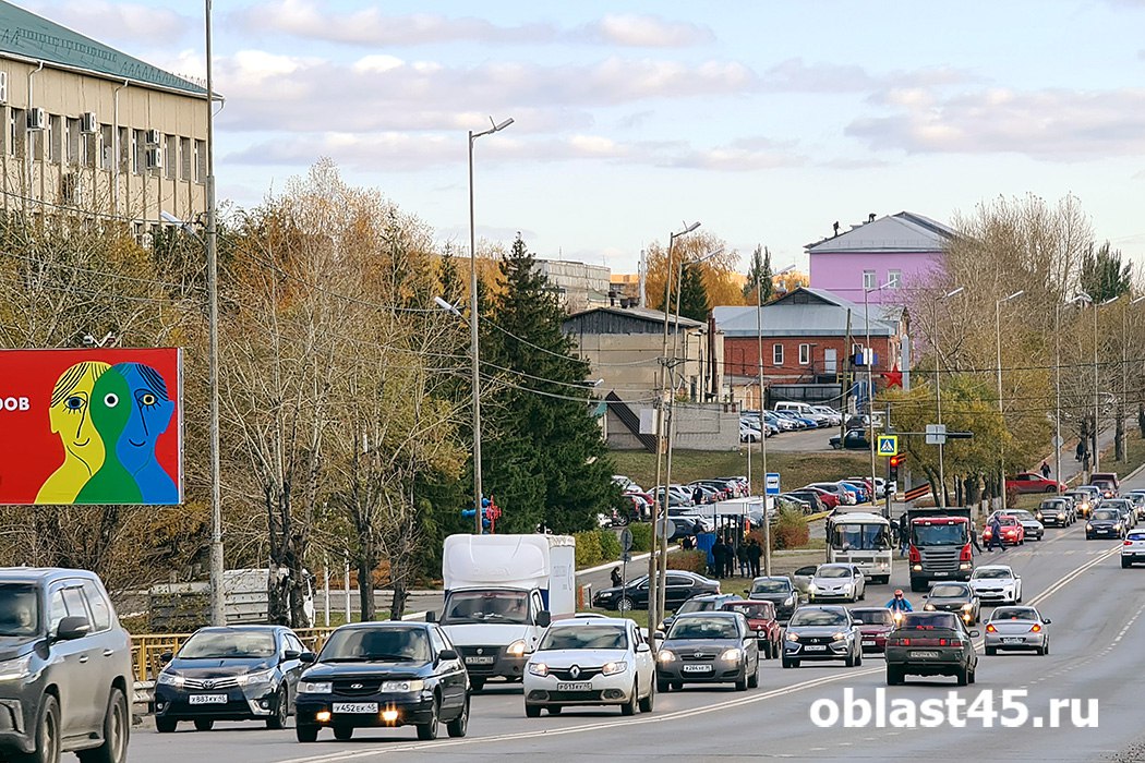 В Кургане затруднено движение на Бурова-Петрова из-за закрытого перекрёстка В Кургане с сегодняшнего дня, 27 мая, ограничено движение на перекрёстке Машиностроителей-Дзержинского. Из-за этого образовалась пробка на соседней улице Бурова-Петрова. Подробности по ссылке