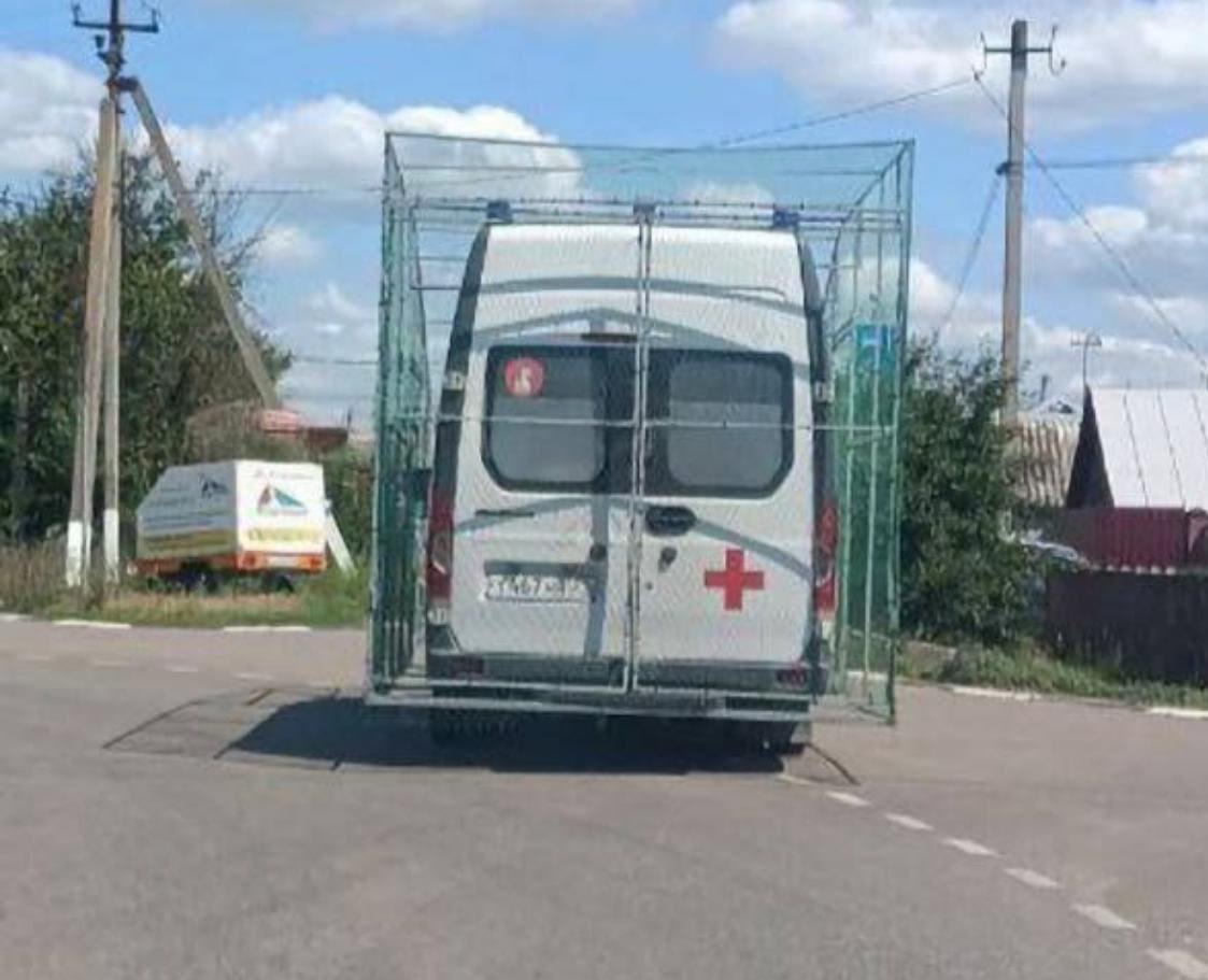 В Белгородской области кареты скорой помощи начали закрывать сетками от дронов. Решение в июне принял губернатор Гладков — за полгода в приграничье пострадали пять машин Прямой эфир