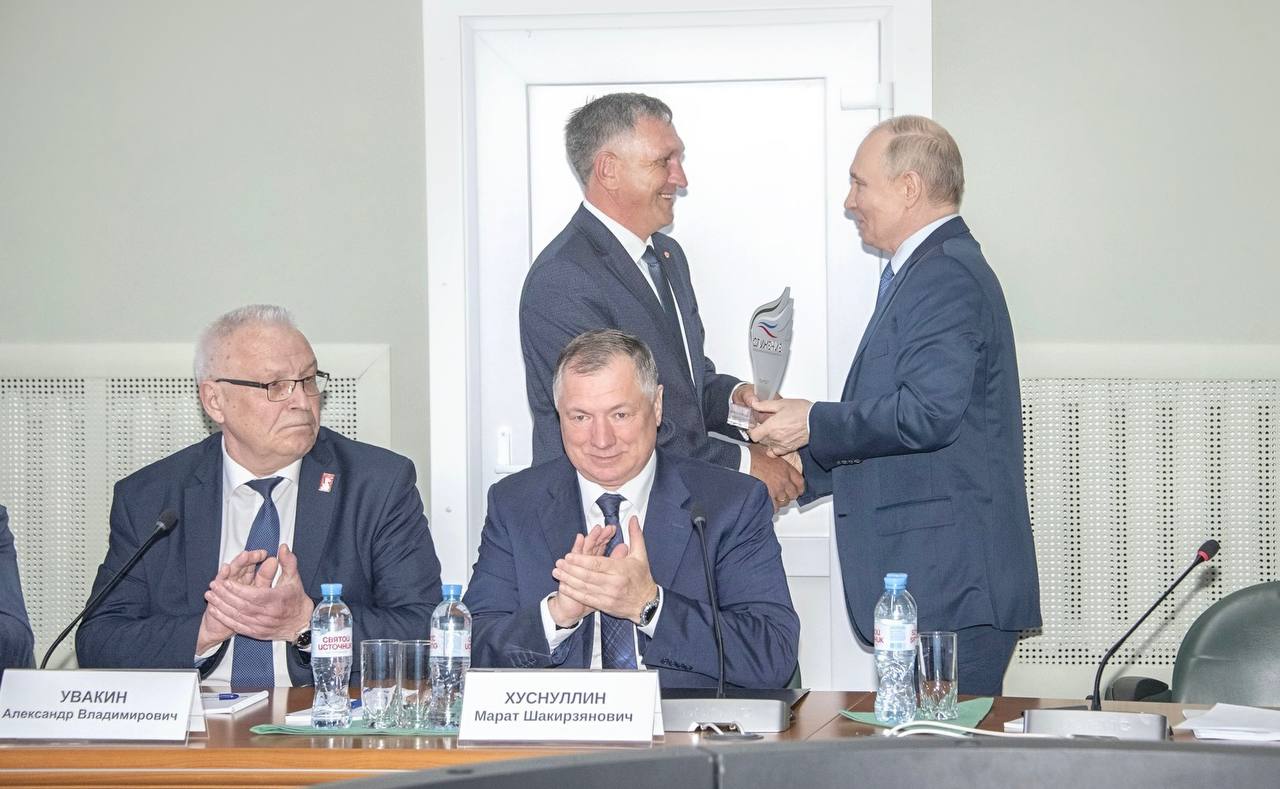Владимир Путин наградил лауреата премии «Служение» Торжественная церемония вручения премии «Служение» прошла в Национальном центре «Россия» в апреле. Победителей наградил Президент России Владимир Путин. Один из лауреатов — глава администрации Гирьянского сельсовета Беловского района Курской области Юрий Польский — присутствовать не смог. Президент вручил ему статуэтку сегодня во время рабочей поездки в регион. У нас 21 апреля этого года в Москве, в Национальном центре «Россия», проходило вручение Всероссийской муниципальной премии «Служение». Там имел удовольствие вручать вашим коллегам соответствующий приз в номинации «Мужество и героизм — на благо служения Родине», — сказал Владимир Путин. «Россия»