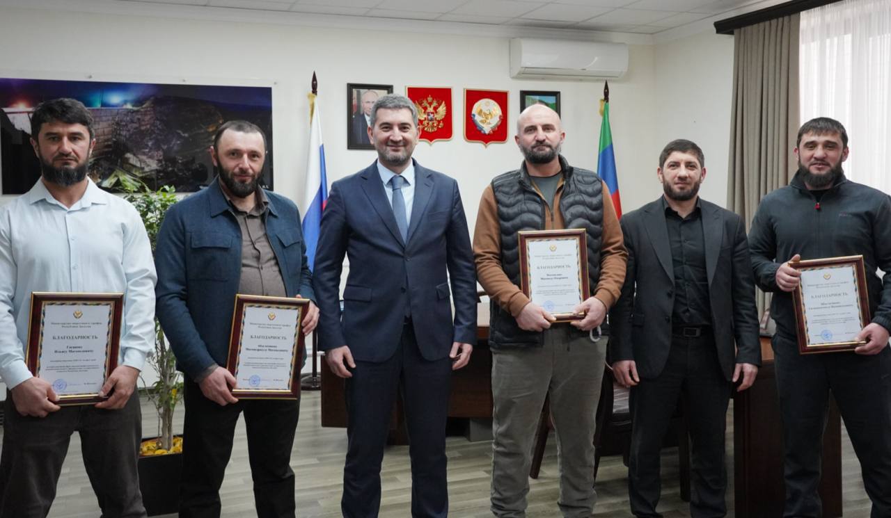 По инициативе Главы Республики Дагестан Сергея Меликова сегодня состоялась встреча с героем популярного ролика Магомедом Магомедовым В видео он стоит на вершине сорокаметровой опорной конструкции при ветре 12 м с с юмором рассказывая о своей работе и демонстрируя великолепные виды В ходе встречи бригаде были вручены благодарности Министерства энергетики и тарифов РД за добросовестный труд высокий профессионализм и значительный вклад в строительство электросетевого комплекса Республики Дагестан Поблагодарил ребят за самоотверженную и ответственную работу которую они выполняют в сложных и зачастую экстремальных условиях В то же время обратил их внимание на важность соблюдения требований охраны труда и техники безопасности Профессионализм энергетиков должен сочетаться с ответственным отношением к собственной жизни и здоровью Специалисты отметили что были приятно удивлены вниманием Главы Республики Дагестан Сергея Алимовича Меликова к их труду По их словам такая оценка со стороны руководства республики является важным знаком признания и служит дополнительной мотивацией для дальнейшей ответственной и самоотверженной работы