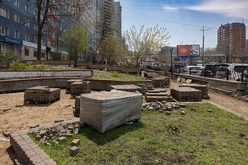 Во Владивостоке благоустраивают три сквера. На Тихой работы идут по графику, на Русской – с опережением, а на Некрасовской – отстают. Здесь ещё только снимают старую брусчатку. Подробнее