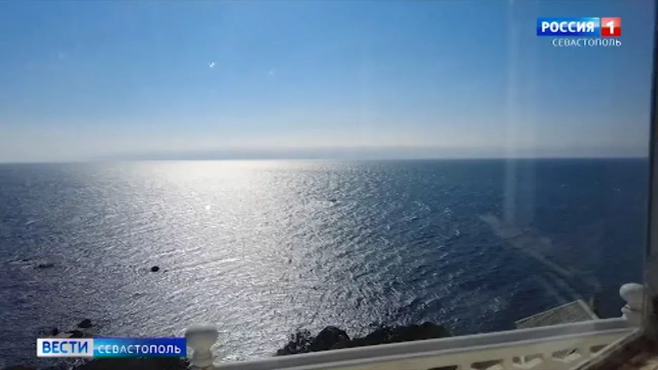 Учёные из Севастополя отмечают пропажу бычка из Азовского моря Севастопольские учёные исследовали на побережье Азовского моря в Херсонской и Запорожской областях. Многодневную сухопутную экспедицию в Херсонской и Запорожской областях на побережье Азовского моря организовали учёные Института биологии южных морей. Специалисты впервые после освобождения территорий провели исследования от Геническа до Бердянска, включая Утлюкский и Молочный лиманы, Обиточную и Бердянскую косы. При этом, глава экспедиции, ведущий инженер отдела радиационной и химической биологии Игорь Мосейченко отметил отсутствие бычка в прибрежных зонах. «При визуальном осмотре и контрольном лове сачком мы отметили отсутствие в прибрежной зоне бычка, что может быть связано с его чрезмерным выловом. Не обнаружили мы также креветки, что связано с её сезонной миграцией», - рассказал Мосейченко. Кроме этого, учёные отобрали пробы воды, донных отложений и гидробионтов. Далее в них определят концентрации альфа-, бета- и гамма-излучающих радионуклидов, а также тяжёлых металлов и ртути и проведут различные анализы. Вести Севастополь