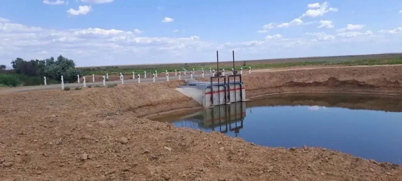 В Астраханской области активно готовятся к весеннему паводку 2026 года Руководитель службы природопользования и охраны окружающей среды Румиль Юнусов доложил губернатору Игорю Бабушкину о проведённой работе и планах Ожидается что объём притока в водохранилища Волжско Камского каскада будет около нормы Специалисты установили сбросные расходы с Куйбышевского водохранилища на период с 11 февраля по 10 марта 2026 года 5300 5400 куб м с С 18 февраля планируется обследование 41 участка берегов рек и восьми гидротехнических сооружений ГТС Также запланирована расчистка четырёх водных объектов и строительство пяти ГТС в нескольких районах области Мероприятия проводятся в рамках федеральных проектов Оздоровление Волги и Вода России   Подписка на Астраханские новости в Telegram Max ВКонтакте