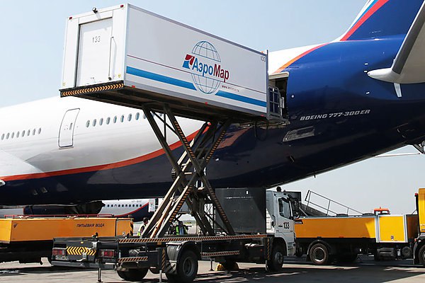 Аэрофлот ожидает закрытия сделки по Аэромару до конца года Аэрофлот ожидает закрытия сделки по приобретению 49 Аэромара после совершения которой доля перевозчика в компании составит 100 до конца года Такое заявление сделал гендиректор группы Сергей Александровский на полях инвестиционного форума ВТБ Россия зовет Об этом сообщает ТАСС Aeromar Аэромар осуществляет производство бортового питания Ранее сообщалось что через свою дочернюю компанию LSG Group Lufthansa в течение многих лет владела 49 процентной долей в Aeromar Оставшийся 51 процентный пакет акций принадлежит авиакомпании Аэрофлот Уже близки к закрытию Думаю до конца года завершим и сообщим об этом сказал Александровский aviaru net n290445