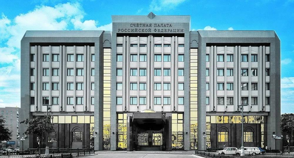 Счетная палата России выяснила, что более 50% госзакупок в регионах в рамках строительства, реконструкции или капремонта объектов здравоохранения, образования, спорта и культуры проходит без конкуренции. На конкурсы поступает только одна заявка. Аудиторы изучили порядка 2,5 тысяч госзакупок с января 2022 по май 2024 года с общей начальной ценой контрактов около 676 млрд рублей. Из 2 468 контрактов исполнено 924 132,5 млрд рублей , 395 – расторгнуто; В 1 491 контракте 60,4% менялись условия; Нарушения при изменении контрактов выявлены в 19 регионах; 309 контрактов выполнены позже сроков из-за низкого качества документации и недобросовестности подрядчиков; В каждом пятом контракте из 152 контрактов по принципу «под ключ» цена выросла на 31-250%;