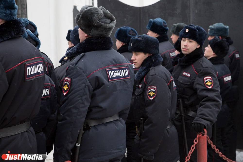 В деревне под Красноуфимском местных жителей напугали странные коробки с мигающими красными лампочками и письма с надписью «теракт» в подъезде двухэтажки.  Как сообщил пресс-секретарь ГУ МВД по Свердловской области Валерий Горелых, прибывшая на место инцидента полиция оцепила периметр. Из двух соседних домов эвакуировали 40 человек, газ отключили. Силовики подозревают, что коробки могут оказаться муляжами. На месте работает ОМОН и кинологи с овчаркой Эмиром.   Тем временем, подозреваемого задержали. Им оказался 26-летний местный житель, состоящий на учете в психдиспансере. В момент задержания он измазал лицо белой краской. Сейчас его допрашивают, дома у него проводят обыск.