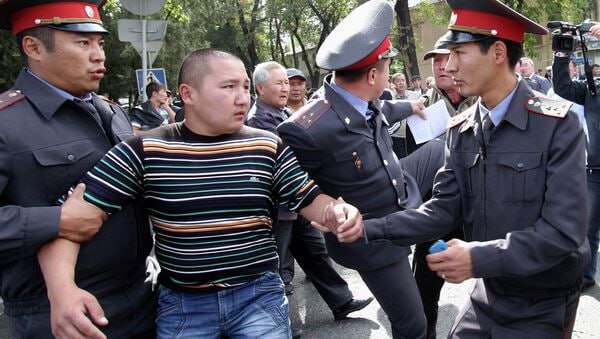 Семь суток за смешное видео: В Кыргызстане хотят запретить снимать и выкладывать ролики в целях дискредитации милиционеров    Суйун Омурзаков, экс-замглавы МВД, предложил арестовывать на 5-7 суток граждан или же штрафовать на сумму 5000 сомов за съёмку видеороликов с последующей загрузкой в соцсети, в котором фигурируют милиционеры МВД.     Инициатор проекта считает, что такие ролики дискредитируют работу сотрудников правоохранительных органов.    В обосновании к проекту указано, что есть прецеденты, когда милиционеры при исполнении своих обязанностей попадали в публикации в соцсети, при этом в негативном и унизительном ключе.    Такие действия порочат честь и достоинство не только правоохранителей, но и в целом наносят существенный урон имиджу всего государства — инициаторы проекта  ℹ  Не так давно в соцсетях распространилось видео, снятое с участием инспектора УОБДД в одном из супермаркетов Токмока. На видео правоохранитель взвешивал маленькие бананы и брал чек за них, а в пакет клал большие. Работник супермаркета на видео отметил, что «этот сотрудник неоднократно посещает магазин и проделывает эту махинацию».     В результате инспектора освободили от должности с понижением, а его начальнику объявили выговор.     Хитро получается. Чтобы сохранить лицо правоохранителя решили ограничить права рядового гражданина. К некоторой категории милиционеров и так доверия не было, так после принятия закона они вообще себя вольготно чувствовать будут. Чтобы не выглядеть смешно нужно вести себя достойно и тогда ни одно видео не дискредитирует сотрудника и органы в целом.  #Кыргызстан