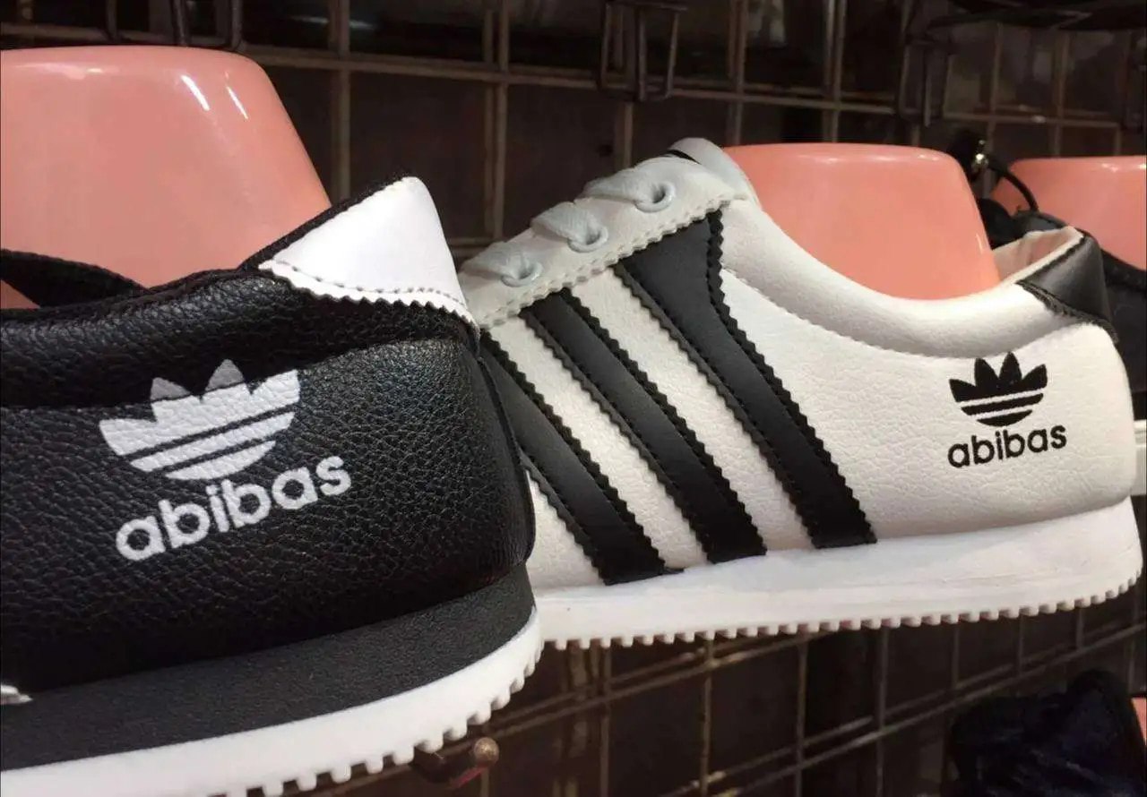 Параллельный импорт Adidas в России фактически остановлен Росаккредитация аннулировала не менее десяти сертификатов на продукцию которую завозили через Казахстан Без них продавать кроссовки и одежду бренда легально невозможно Схемы обхода ограничений через соседние страны постепенно перекрываются То что два года работало как запасной вход теперь начинают закрывать на уровне документов и контроля Эксперты не исключают что это только начало в зоне риска Nike Reebok Puma и другие западные бренды Санкционное давление становится всё более точечным бьют уже не по заявлениям а по конкретным поставкам последствиясанкций