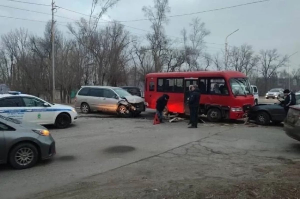 Подробности ДТП, которое произошло сегодня утром, 21 января, в городе Артёме опубликовало ГАИ.     По данным пресс-службы УМВД России по Приморскому краю, 63-летний водитель автобуса Hyundai County   при повороте налево не уступил дорогу Mazda MPV  . В результате столкновения автобус отбросило на Toyota Carina  .   ‍ ‍ ‍  К счастью, пассажиров в автобусе не было, и никто не пострадал.     Все транспортные средства получили механические повреждения.   ‍  Полиция проводит проверку обстоятельств аварии.  Подробнее