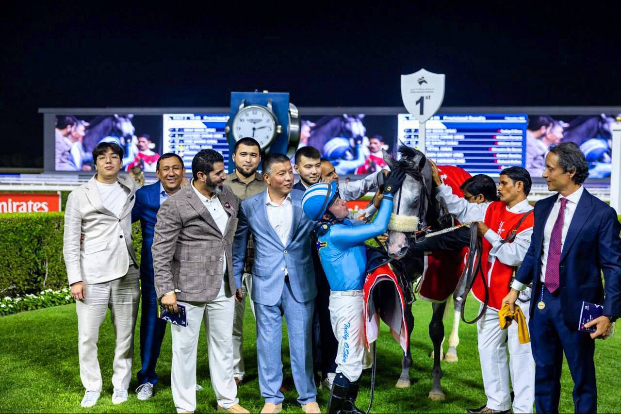 Жеребец из Дагестана самый быстрый на международных скачках Трехлетний Грей Босс представляющий конный клуб Кунбатар из Ногайского района финишировал первым во второй скачке Arabian Adventures в Дубае Конный клуб Кунбатар функционирует более 6 лет участвуя в скачках в России и за рубежом В 2023 году скакун клуба Хироу Мо выиграл Всероссийский Приз Дерби Фото Минсельхоз РД