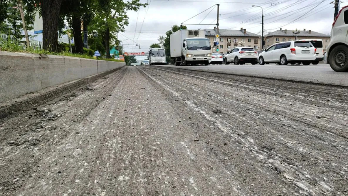 ⏺ Ямочный ремонт улицы Ленинградской в Хабаровске продлится до сентября На приведение дороги в порядок из городского бюджета предназначено 50 миллионов рублей. По информации мэрии, на проезжей части улицы Ленинградской будет уложен износостойкий асфальт — такой используется на дорогах с большим трафиком. Специалисты будут ремонтировать участок Ленинградской между улицами Ленина и Ким Ю Чена. На время проведения работ движение по автомагистрали будет затруднено.