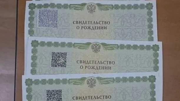 Жительница края 23 года жила без документов Ей пришлось доказывать в суде факт своего рождения Девушка родилась в 2003 году в отдаленной деревне Туруханского района рассказали в пресс службе судов Роды проходили дома медицинского свидетельства не составляли актовую запись тоже не делали Деревня где она жила находится в труднодоступной местности и не имеет официального статуса Из за разливов рек связь с ней сильно ограничена ни больницы ни детсада ни школы там нет У нее нет практически никаких документов только медицинская карта в сельской амбулатории По словам женщины родители по религиозным убеждениям не регистрировали рождение ни ее ни ее братьев и сестер Суд подтвердил факт ее рождения чтобы девушка смогла получить необходимые документы Проспект Мира в Telegram и Максе
