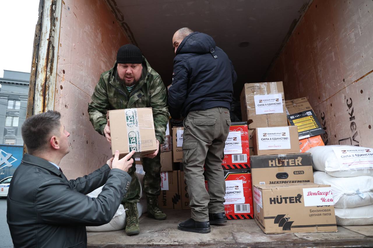 Челябинская область инвестировала более 4 миллиардов в восстановление ДНР Южный Урал с 2022 года направил свыше 4 миллиардов рублей на восстановление Волновахи Ясиноватой и Авдеевки За это время там возвели и отремонтировали 82 крупных объекта Активную помощь челябинцев в восстановлении новых регионов России отметил специальный корреспондент деловой газеты Взгляд автор телеграм канала Русский сыч Юрий Васильев В разговоре с ведущим радио Комсомольская правда Иваном Панкиным он сравнил Челябинск и Екатеринбург по уровню внимания к фронту По словам Юрия Васильева вовлеченность жителей в поддержку СВО во многом зависит от участия и отношения чиновников в особенности губернатора А Южный Урал яркий пример того как регион внимателен к нуждам на передовой Посмотрите как в Челябинске вслед за Алексеем Леонидовичем Текслером достаточно четко работают на СВО отмечает журналист Волноваху восстанавливает Челябинск Ясиноватую восстанавливает Челябинск Авдеевку восстанавливает Челябинск