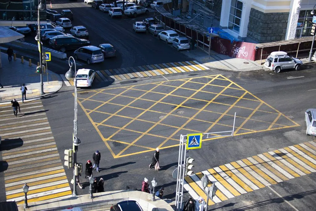 В ближайшее время на перекрестке улицы Фонтанной и Океанского проспекта начнется замена светофорного оборудования Работы выполнит подрядная организация ООО Прометей   На участке заменят старые износившиеся контрольные подземные кабели установят новые опоры и светофорное оборудование   Работы с частичным ограничением движения автомобилей при прокладке новых линий на проезжей части будут вестись поэтапно Приступить к таким работам планируется с 1 июня после начала школьных каникул Завершить все работы по контракту восстановить благоустройство и заасфальтировать участок подрядчику необходимо до конца июля