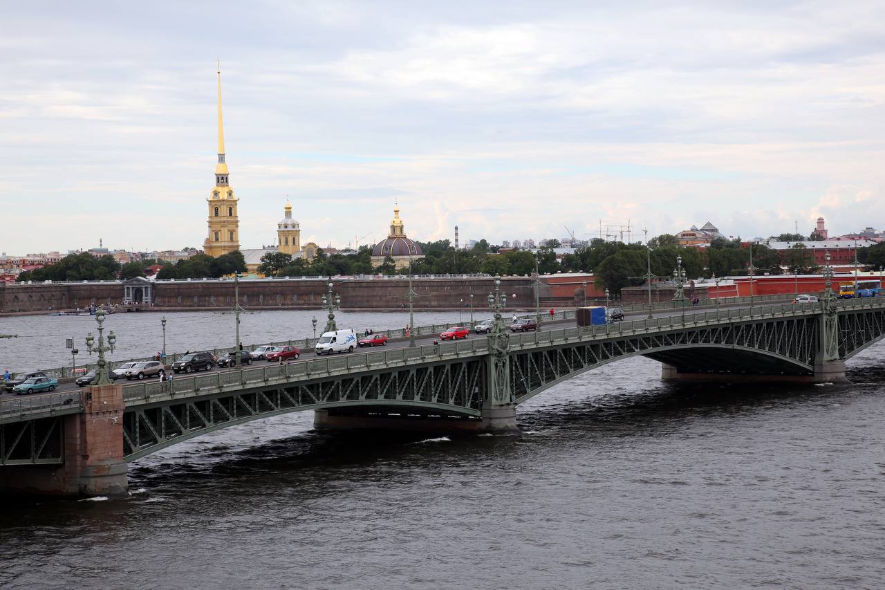 Ремонт Троицкого моста в Петербурге завершат на четыре месяца раньше срока Ремонт Троицкого моста в Санкт-Петербурге завершат к 10 июня, на четыре месяца раньше срока. Об этом 2 мая сообщили в пресс-службе администрации губернатора Петербурга Александра Беглова. ⏯На первом этапе, который начался в конце февраля, было отремонтировано дорожное покрытие левой полосы. С начала мая по ней начнется движение общественного транспорта, а на правой начнут фрезеровать старое покрытие. Ранее специалисты демонтировали старые трамвайные рельсы и уложили новые. На сегодняшний день в зоне трамвайных путей уложено 60% литого асфальта. Также завершен демонтаж старых деформационных швов, а новые смонтированы на 65%. В последний раз их меняли в 2002 г., а дорожное полотно обновляли в 2018 г. ⏯До 10 июня движение легковых автомобилей по Троицкому мосту будет прекращено. Общественный транспорт продолжит двигаться по реверсивной схеме. Также будет ограничено движение по участку Каменноостровского проспекта от Кронверкской набережной до Троицкого моста. Для пешеходов мост остается открытым. Ранее «Ведомости Северо-Запад» сообщали, что Троицкий мост закроют для личного транспорта с первой декады апреля по первую декаду июня 2025 г. из-за совмещения ремонта дорожного покрытия и трамвайных путей. Мера позволит завершить ремонт раньше запланированного срока. : КРТИ Подпишитесь на «Ведомости Северо-Запад»