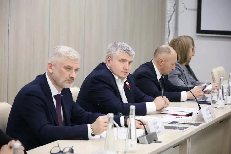 Губернатор Александр Дронов и сенатор РФ Евгений Дитрих встретились с новгородским бизнесом На данный момент в регионе работают 22 5 тысячи индивидуальных предпринимателей и юридических лиц а также свыше 50 тысяч самозанятых Сегодня бизнес сообщество Новгородской области работает с надёжным партнёром Корпорацией МСП Новгородские предприниматели активно пользуются имущественной финансовой и образовательной поддержкой корпорации в том числе через Цифровую платформу МСП Также при содействии корпорации в прошлом году участники СВО приняли участие в федеральной образовательной программе СВОй бизнес Предприниматели поделились своими идеями и рассказали о трудностях с которыми сталкивается бизнес Благодаря Евгению Ивановичу запросы предпринимателей будут транслированы в том числе и на федеральный уровень