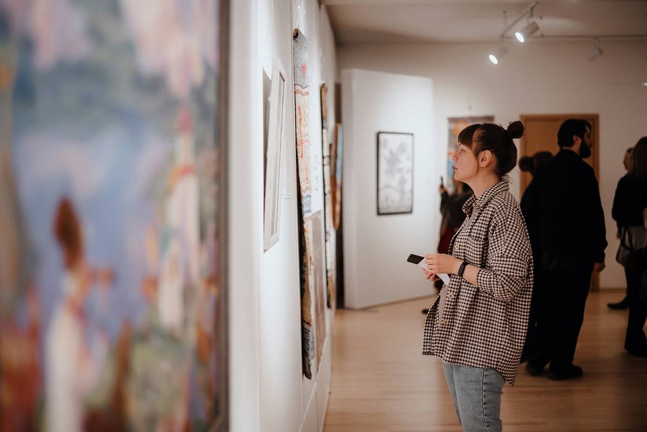 В этом году пять музеев Вологодчины получат современное оборудование на сумму 26 7 млн рублей Работу проведём в рамках национального проекта Семья Поддержка из консолидированного бюджета позволит не просто обновить материально техническую базу а вывести качество музейной деятельности на новый уровень Оснащение будет направлено как на укрепление фондовой работы и сохранность коллекций так и на развитие выставочных пространств и внедрение цифровых решений Контракты на поставку оборудования планируем заключить до 1 апреля Каждое учреждение получит именно то что необходимо для его развития В Бабаевском краеведческом музее имени М В Горбуновой обновим экспозиционные витрины и модули с подсветкой установим подиумы Особое внимание доступной среде появятся пандусы кресло коляска навигация со шрифтом Брайля Кроме того посетителям предложат виртуальное путешествие по музею с использованием VR технологий Галерея современного искусства Красный мост в Вологде будет оснащена новыми системами хранения световым и мультимедийным оборудованием аудио и радиогидами В Череповце укрепим фондовую базу музейного объединения закупим специализированную мебель для бережного хранения экспонатов Современные интерактивные решения появятся и в округах В Чагодощенском музее установим голографическую 3D пирамиду 3D промоутер и интерактивную витрину Концепт Верховажский историко художественный музей получит мультимедийное оборудование и новую мебель для хранения коллекций Наша задача сделать музеи технологичными удобными и по настоящему открытыми для жителей и гостей области обеспечив при этом надёжную сохранность культурного наследия