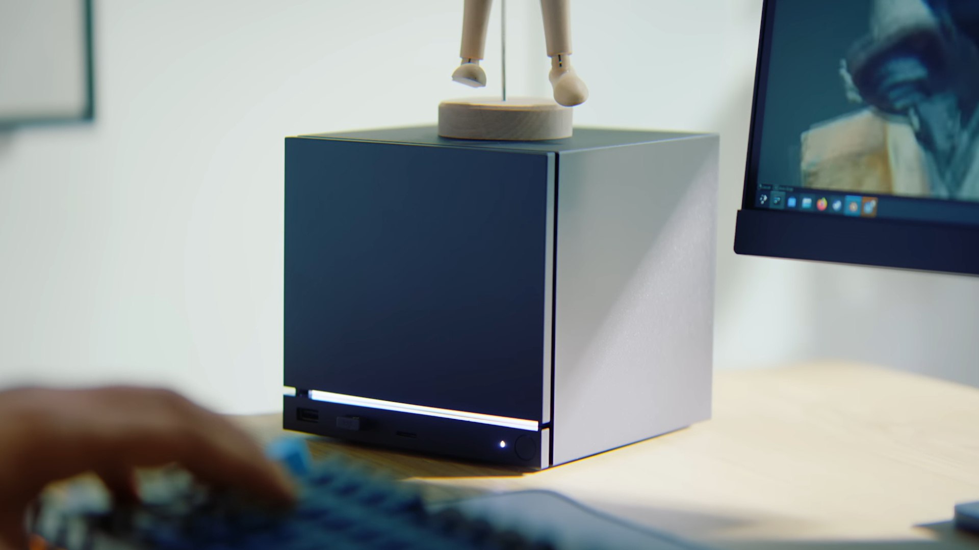 Европейские ретейлеры случайно спалили цену Steam Machine Датамайнеры обнаружили ценники грядущей консоли в коде сайтов сразу двух чешских торговых сетей Smart и Alza За базовый Стимбокс на 512 ГБ в Центральной Европе собираются просить 20 000 чешских крон а топовую версию оценивают в 25 000 крон или примерно 960 и 1200 по текущему курсу Авторы портала The Verge разговаривавшие с представителями Valve в ноябре тоже предлагают читателям морально готовиться к ценникам в районе от 1000 до 1200 Учитывая что по производительности Steam Machine вряд ли сможет потягаться с PlayStation 5 Pro штука баксов за консоль кажется вопиющей дерзостью Однако в условиях кризиса памяти надежда на цену в районе 600 800 кажется уже несбыточной Steam Machine по прежнему должна выйти в первом квартале 2026 года хоть и по слухам Valve раздумывает подвинуть релиз на позднюю весну Автор Павел Урлапов