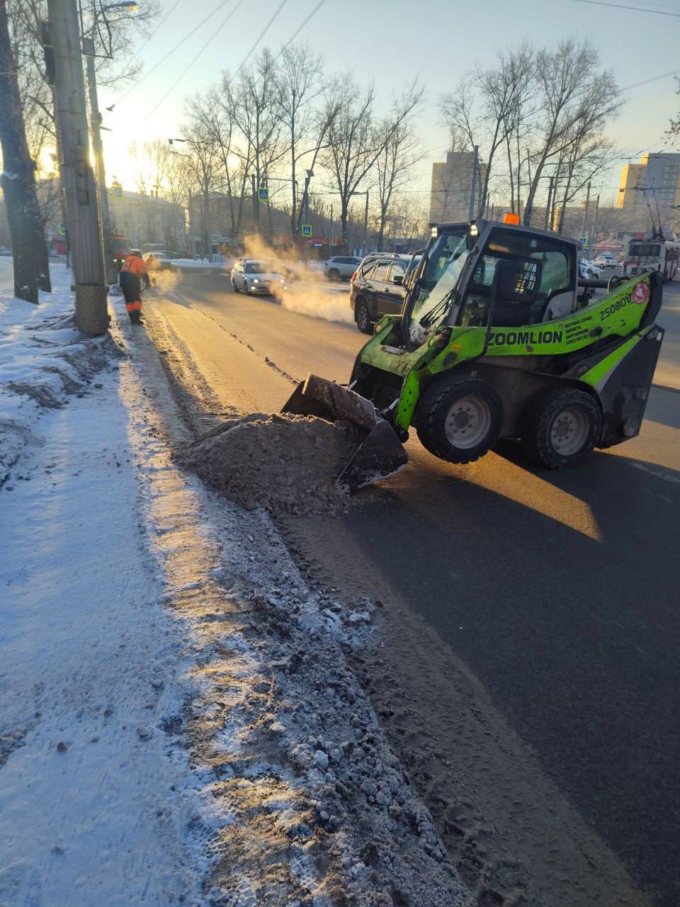 Во всех районах Иркутска продолжается очистка остановок.    По поручению мэра Руслана Болотова работы проводят ежедневно.  – За два дня привели в порядок остановки на улицах Карла Либкнехта, Марата, Свердлова, Богдана Хмельницкого, Дзержинского, Баррикад, Шевцова, Напольная, Некрасова, Рабочего Штаба, Ремесленная, Култукская и других. К уборке приступаем рано утром: очищаем заездные карманы, тротуары и лестницы, расположенные рядом с остановочными павильонами. При необходимости задействуем технику, – рассказал руководитель МУП «Иркутскавтодор» Василий Ефремов.   Комплексную уборку также провели на Партизанской, Александра Невского, Лыткина, Подгорной, Борцов Революции, Дыбовского, Братской, Дорожной, Урожайной, Чкалова, Сибирской, Ядринцева, Ржанова, Карла Маркса, Советской, Сурнова, Томсона, Розы Люксембург, Боткина, Джамбула, Лермонтова, Аксакова, Ярославского, 2-й Железнодорожной. Всего с начала недели с городских улиц вывезено около 3 тысяч тонн снега.    Расчистку тротуаров выполнили на Верхней Набережной, Цимлянской, Байкальской, Депутатской, Волжской, Ширямова, Седова, Иркутской 30-й Дивизии, Желябова, Сухэ-Батора, Российской, Каландаришвили, Подаптечной, Баумана, Полярной, Генерала Доватора, Норильской, Академика Образцова, Помяловского, Захарова, Профсоюзной, Академической.   Кроме того, очищены подходы к Иркутскому, Академическому, Глазковскому, Иннокеньтевскому мостам, а также к путепроводам на улицах Джамбула и Седова.    Под контролем МКУ «Городская среда» ведется уборка парков и скверов. На придомовых территориях работы организованы силами управляющих организаций.