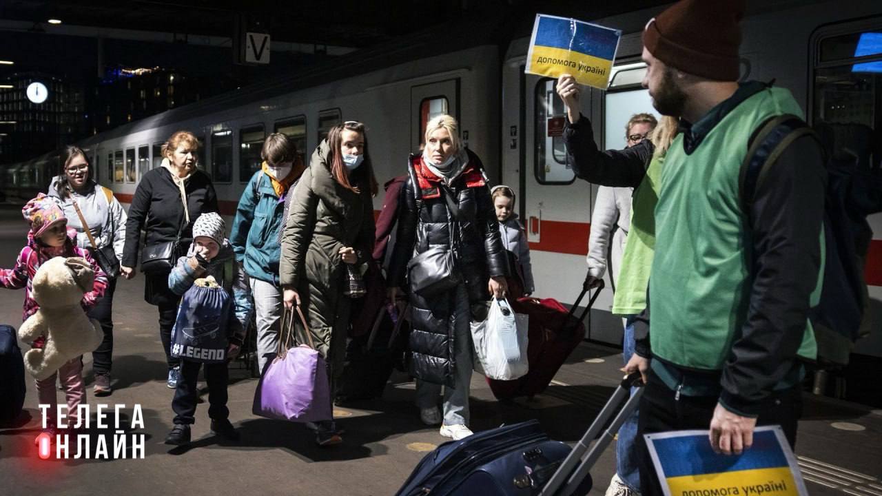 Голландский привет С 1 октября в Нидерландах украинским беженцам пересчитают «гостеприимство» по новой ставке. Теперь тем, кто осмелился устроиться на работу, выставят счет за все — от подушки до котлеты. Проживание — €244 в месяц вместо прежних 105 ; Питание — еще €252 сверху. Итого почти €500 в месяц с носа. Для семьи из двух человек — до €1000 ~90 тыс. рублей . Министр миграции Мона Кейзер прямо сказала — надо сравнять украинцев с другими беженцами, а то как-то слишком жирно получается за счет бюджета. Европейская доброта заканчивается на отметке €244. Дальше — счет, чек и дверь.