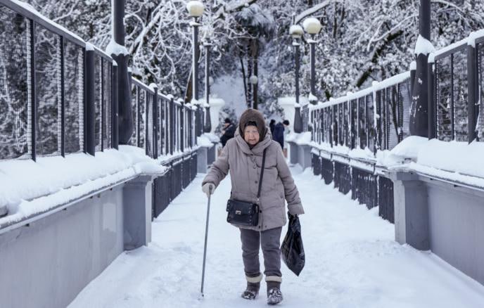 В ОП назвали нужное число пенсионных баллов для страховой пенсии по старости 28 декабря ТАСС Россияне для получения страховой пенсии по старости должны накопить не менее 30 индивидуальных пенсионных коэффициентов ИПК а также иметь страховой стаж от 15 лет Об этом ТАСС сообщил член комиссии Общественной палаты ОП РФ по общественной экспертизе законопроектов и иных нормативных актов Евгений Машаров Чтобы выйти на пенсию по старости нужно достичь определенного возраста иметь страховой стаж минимум 15 лет и 30 ИПК баллов Назначает такую пенсию СФР сказал он Страховая пенсия самая распространенная Она назначается по старости инвалидности и утере кормильца Ее размер складывается из фиксированной выплаты и накопленных пенсионных баллов ИПК С 1 января оба показателя будут проиндексированы на 7 6 Число ИПК зависит от стажа и зарплаты а стоимость определяется государством Один пенсионный балл в 2026 году будет стоить 156 76 рубля а размер фиксированной выплаты составит 9 584 69 рубля То есть минимальная страховая пенсия составит 14 287 рублей Средний размер вырастет примерно до 27 тыс рублей До выхода на пенсию человеку могут начислять за год до 10 ИПК Работающим пенсионерам баллы тоже начисляются но в меньшем количестве в год можно получить до трех ИПК Кроме того если баллов не хватает для назначения пенсии их можно докупить В 2026 году выйти на страховую пенсию по старости смогут мужчины 1962 года рождения в 64 года и женщины 1967 года рождения 59 лет Гражданам у которых трудового стажа нет или его недостаточно для страховой пенсии положена социальная пенсия по старости Она ниже страховой и назначается на пять лет позже
