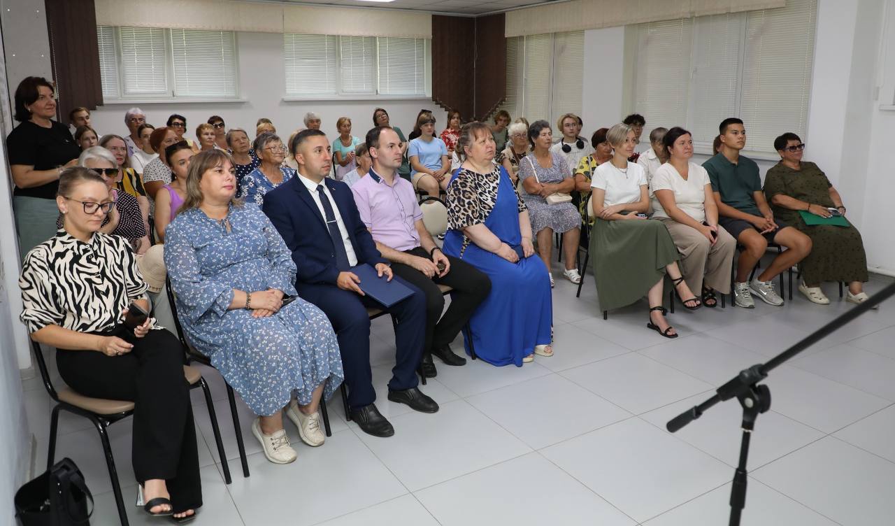 В Арсеньеве, в Центральной городской модельной библиотеке, 15 августа года состоялось открытие краевого проекта «Как пройти в библиотеку!?!». Проект основан Министерством культуры и архивного дела по поручению Губернатора Приморского края О. Н. Кожемяко. В рамках реализации краевого проекта прошла презентация книг, выпущенных Губернаторской издательской программой. Программа направлена на поддержку приморских авторов, развитие краеведческой литературы и сохранение исторической памяти. На презентации книг присутствовал Глава Арсеньевского городского округа С. С. Угаров, а также читатели библиотеки, представители краевого проекта «Активное долголетие», специалисты культуры и образования. Особого внимания на презентации был удостоен исторический альбом «На рубежах мужества», выпущенный издательством «Русский Остров» к 85-летию Хасанских событий. Двухтомное издание подробно рассказывает о военных действиях у о. Хасан в 1938 году, содержит множество уникальных фотографий и документальных материалов, ранее не опубликованных. В рамках краевого проекта презентации книг Губернаторской издательской программы будут проводиться регулярно каждую неделю в библиотеке.