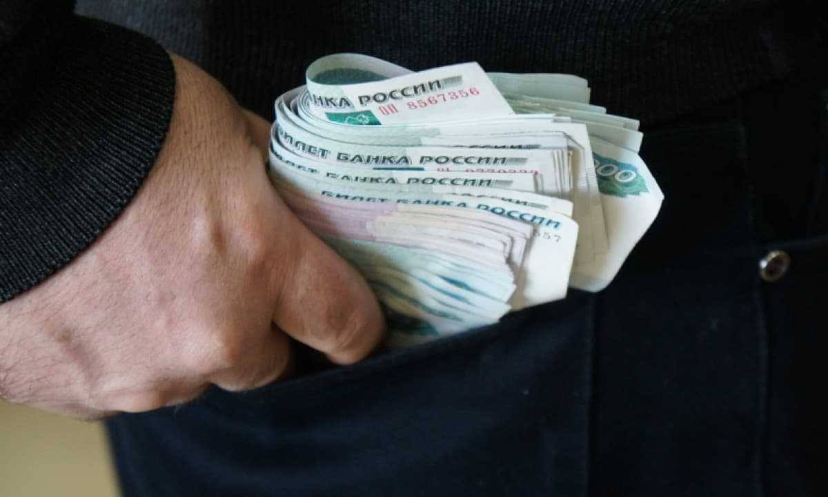 Экс-директора МБУ «ДЕЗ» задержали за хищении средств на уборке снега в Нижнекамске Бывшего директора МБУ «ДЕЗ» и главного специалиста отдела ЖКХ исполкома Нижнекамского района задержали. Как стало известно «Татар-информу», их обвиняют в завышении стоимости работ по уборке снега с автодорог в Нижнекамске, а также в превышении должностных полномочий Ущерб от их деятельности составил 4,7 млн рублей. Возбуждены уголовные дела по статьям «Мошенничество в особо крупном размере», «Превышение должностных полномочий с применением насилия или угрозы применения насилия» и «Служебный подлог». Подпишитесь: