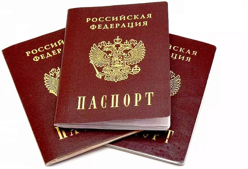 Доступ в интернет по паспорту в России предлагают ввести обязательную идентификацию для доступа к взрослому контенту Как сообщает РИА Новости с такой инициативой выступил член Общественной палаты РФ Евгений Машаров По его мнению для просмотра любого материала с маркировкой 18 пользователи должны проходить обязательную проверку возраста Как отметил эксперт сейчас российские подростки массово потребляют контент с ненормативной лексикой сценами насилия и асоциальными призывами Это формирует их модели поведения и лишает культурных ориентиров Евгений предложил привязать взрослый контент к подтверждению личности Для этого можно использовать паспорт водительские права и данные банковских карт Эксперт настаивает что меры нужно принимать срочно чтобы оградить молодёжь от мошенников и опасного контента АОТВ